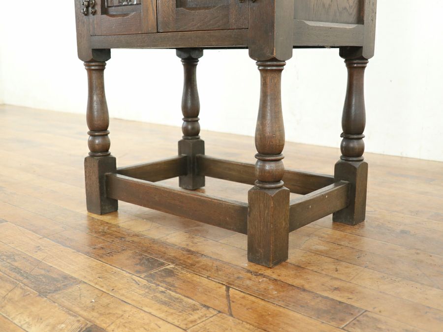 扉部分の彫刻も魅力 ナイトテーブル 80650