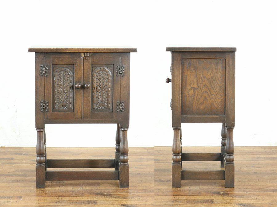 扉部分の彫刻も魅力 ナイトテーブル 80650