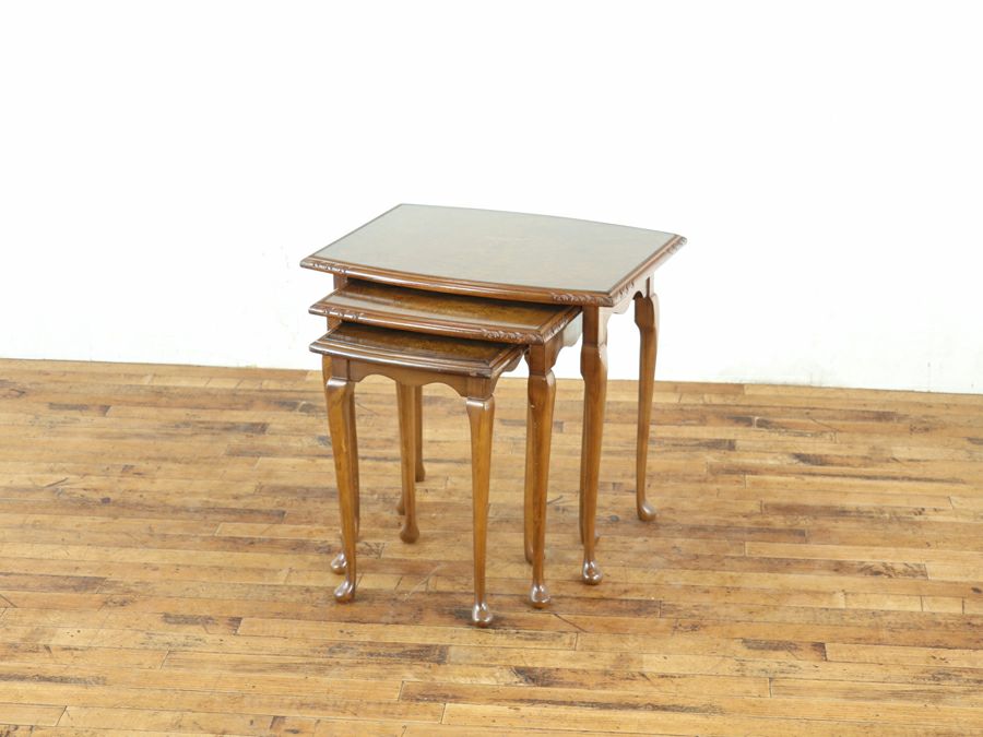 上品に弧を描く、英国ネストテーブル 80586