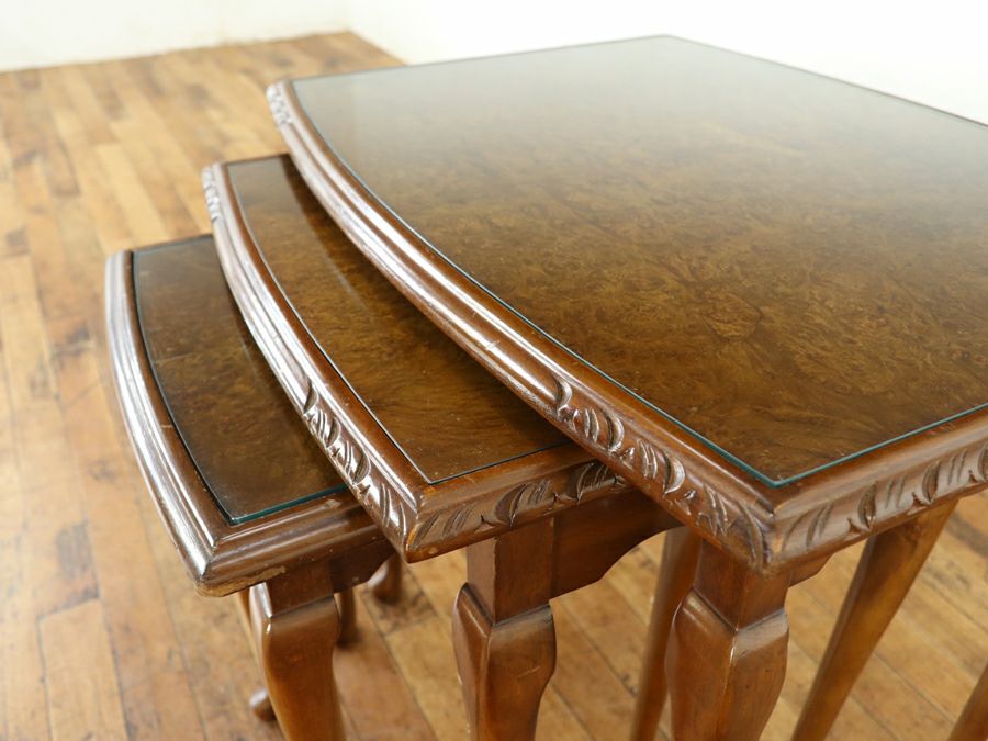 上品に弧を描く、英国ネストテーブル 80586