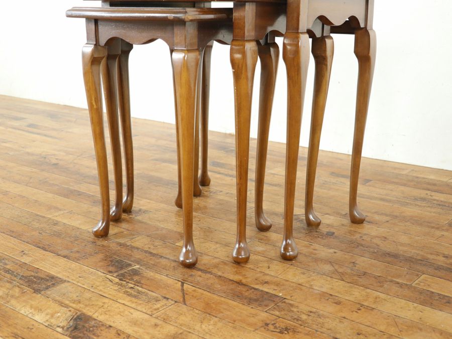 上品に弧を描く、英国ネストテーブル 80586