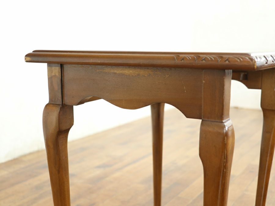 上品に弧を描く、英国ネストテーブル 80586