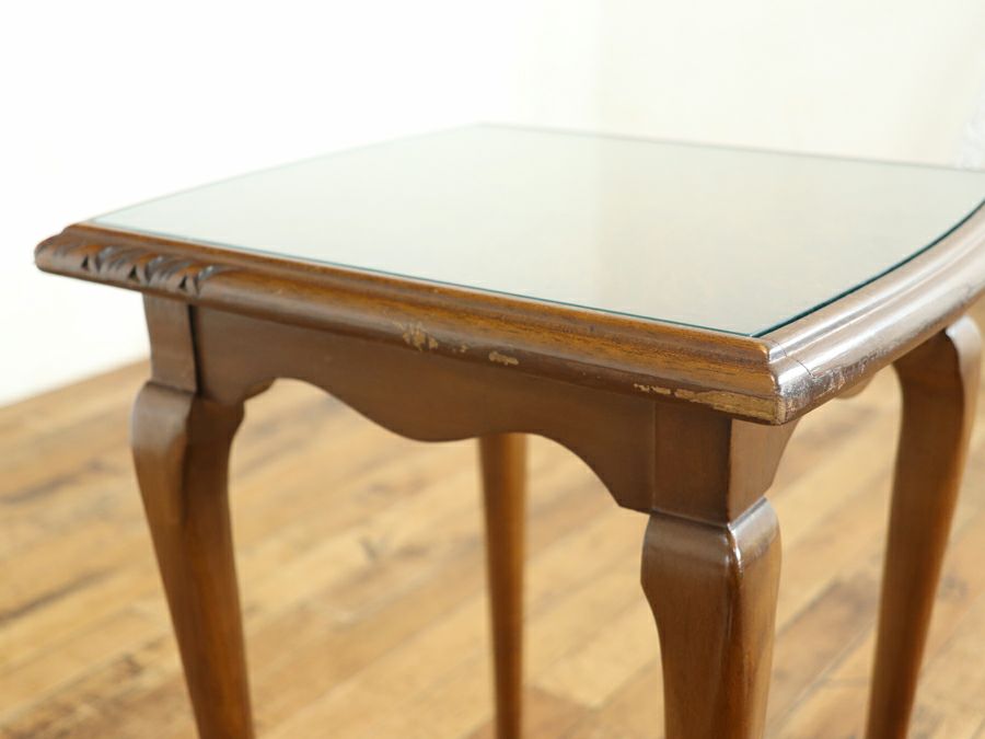 上品に弧を描く、英国ネストテーブル 80586