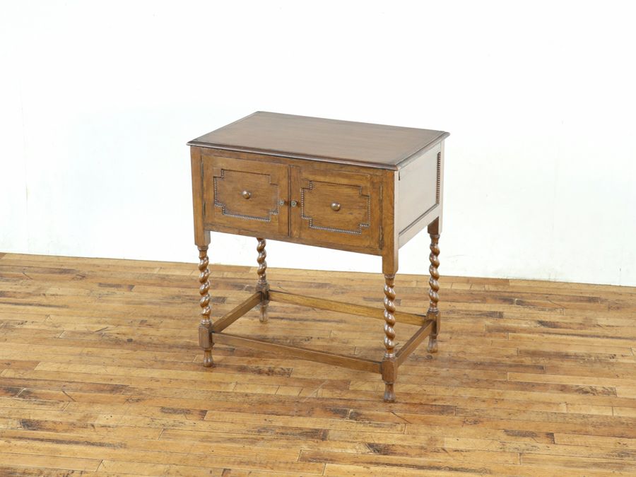 ありそうで見慣れない不思議な魅力のサイドキャビネット 80764