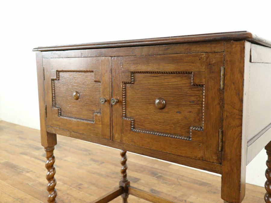 ありそうで見慣れない不思議な魅力のサイドキャビネット 80764