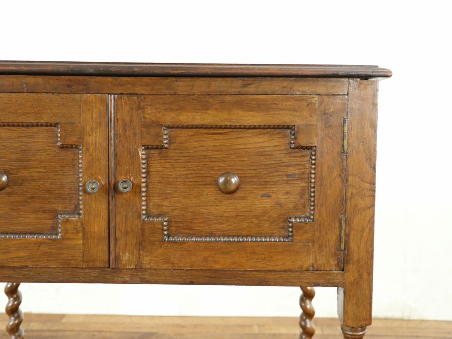 ありそうで見慣れない不思議な魅力のサイドキャビネット 80764