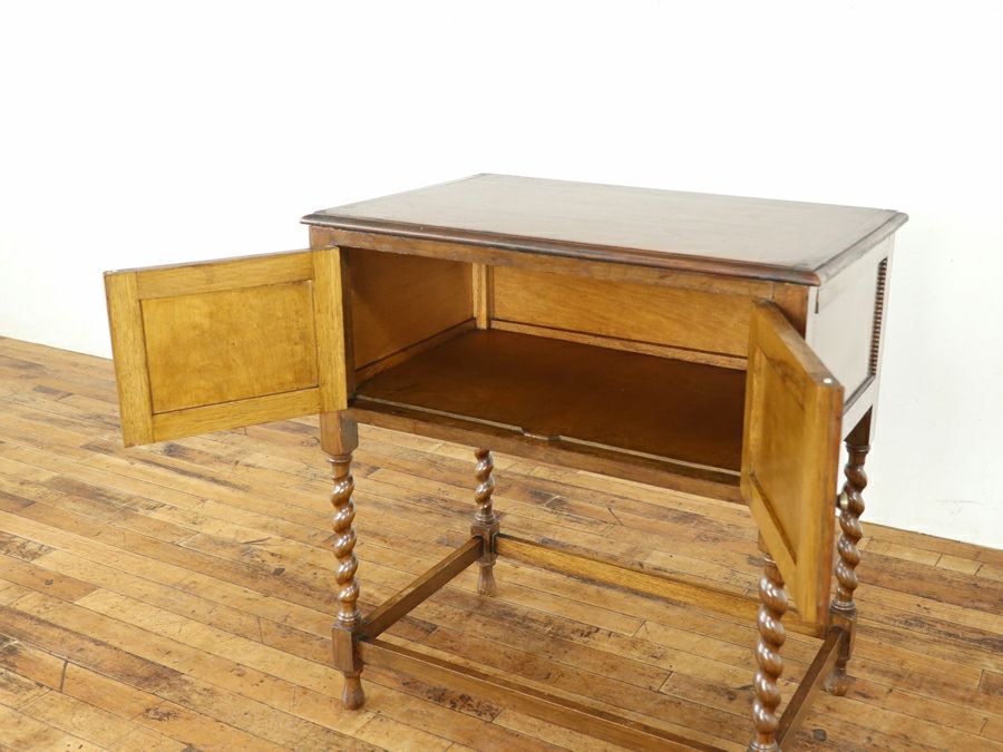 ありそうで見慣れない不思議な魅力のサイドキャビネット 80764