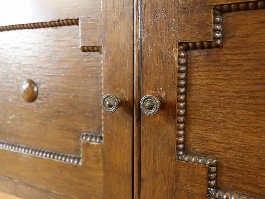 ありそうで見慣れない不思議な魅力のサイドキャビネット 80764