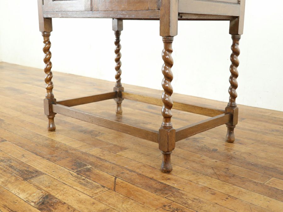 ありそうで見慣れない不思議な魅力のサイドキャビネット 80764