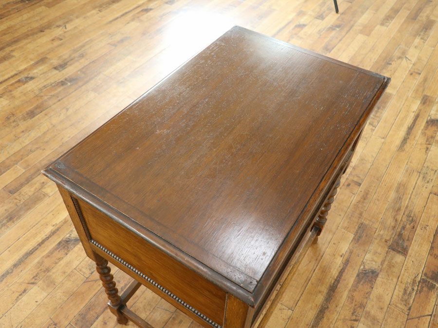 ありそうで見慣れない不思議な魅力のサイドキャビネット 80764