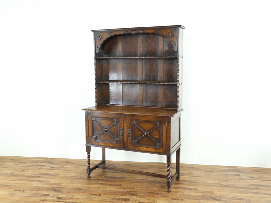 様々な要素がうまく融合した秀逸なデザインバランスにイギリスアンティーク家具らしさを感じるカップボード 80889