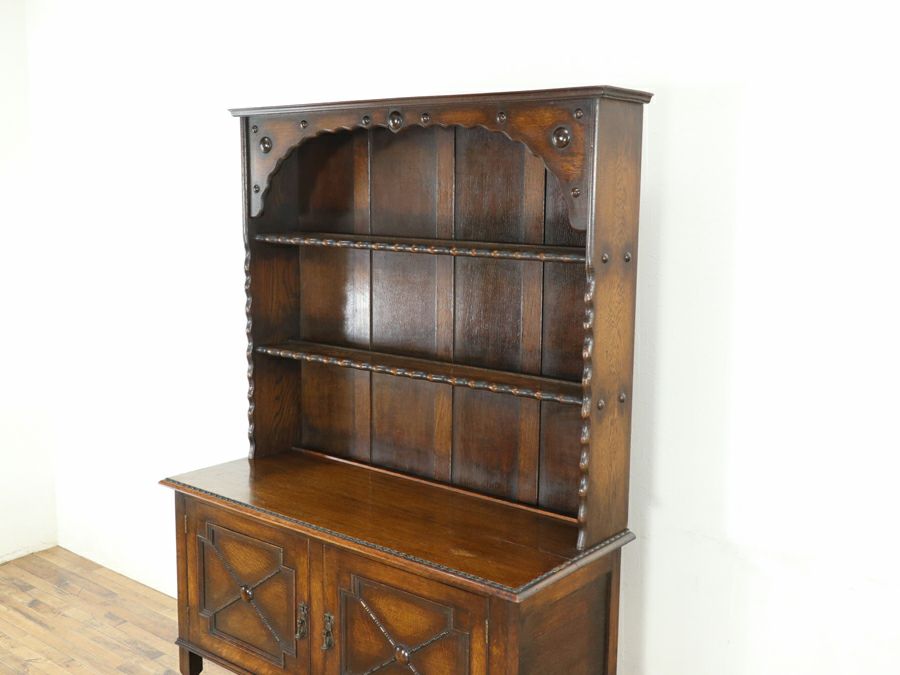 様々な要素がうまく融合した秀逸なデザインバランスにイギリスアンティーク家具らしさを感じるカップボード 80889