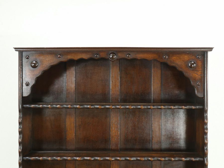 様々な要素がうまく融合した秀逸なデザインバランスにイギリスアンティーク家具らしさを感じるカップボード 80889