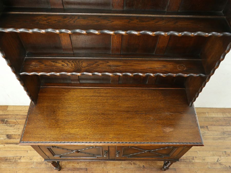 様々な要素がうまく融合した秀逸なデザインバランスにイギリスアンティーク家具らしさを感じるカップボード 80889