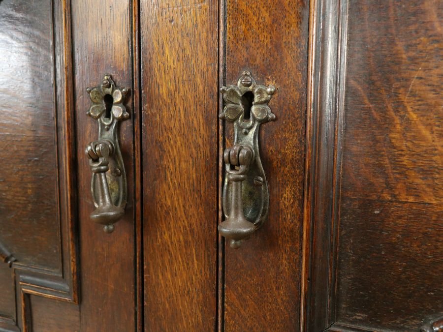 様々な要素がうまく融合した秀逸なデザインバランスにイギリスアンティーク家具らしさを感じるカップボード 80889