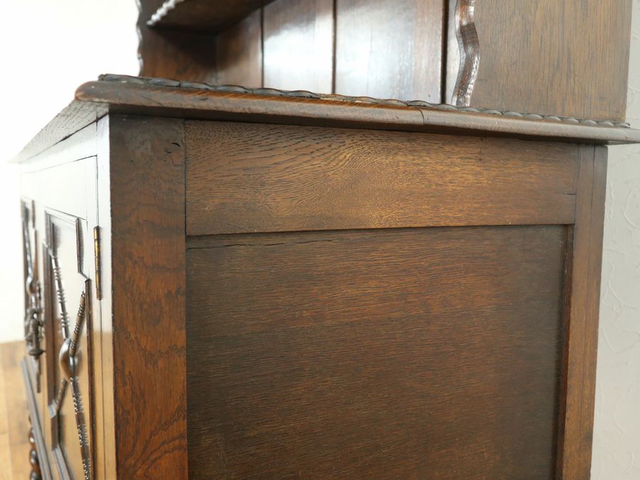 様々な要素がうまく融合した秀逸なデザインバランスにイギリスアンティーク家具らしさを感じるカップボード 80889